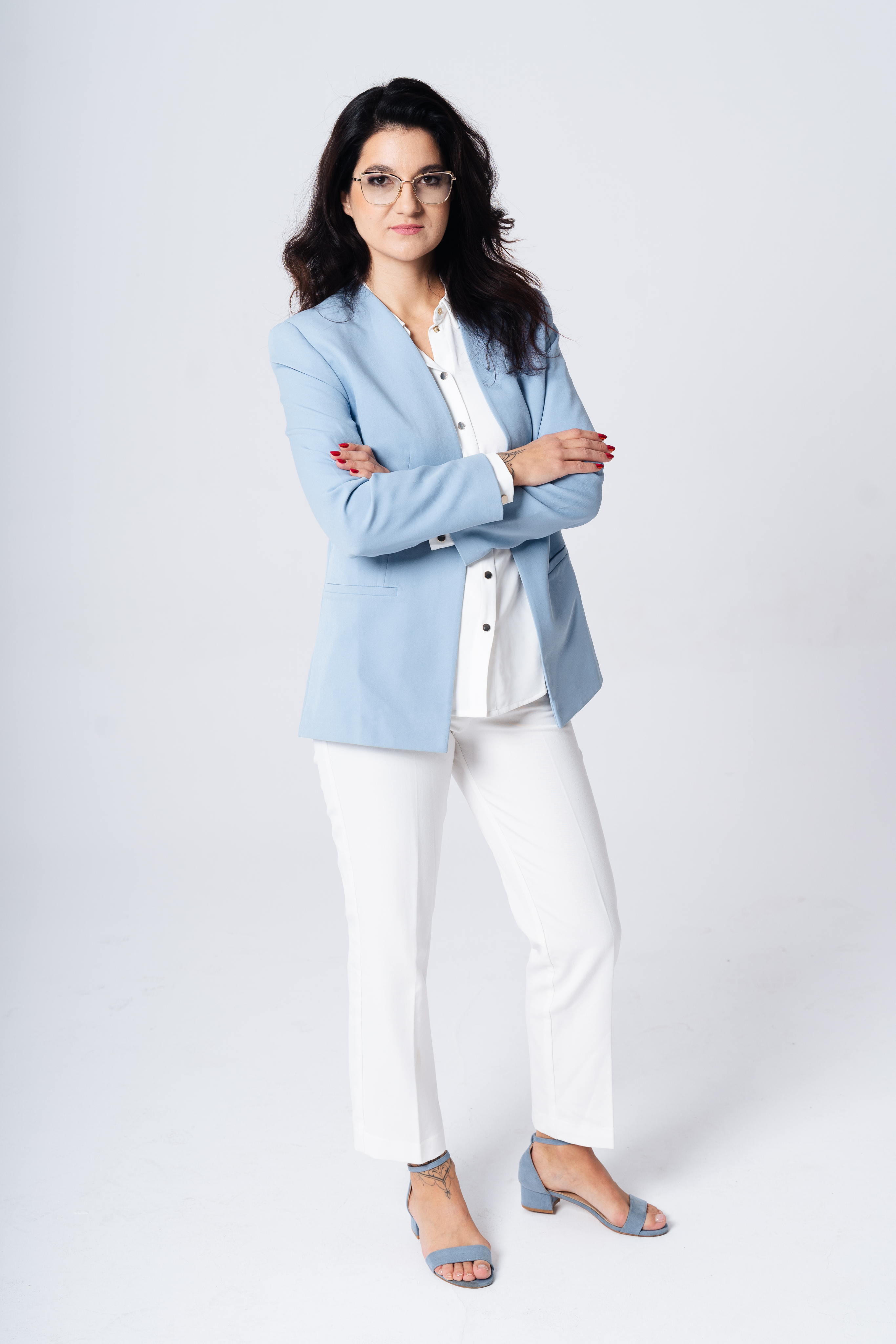 Retrato profesional de una representante de Best Pick Lab con blazer azul claro y pantalón blanco